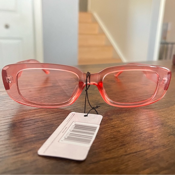 Luxe Sunglasses with box and tag. UV protection - Picture 2 of 4